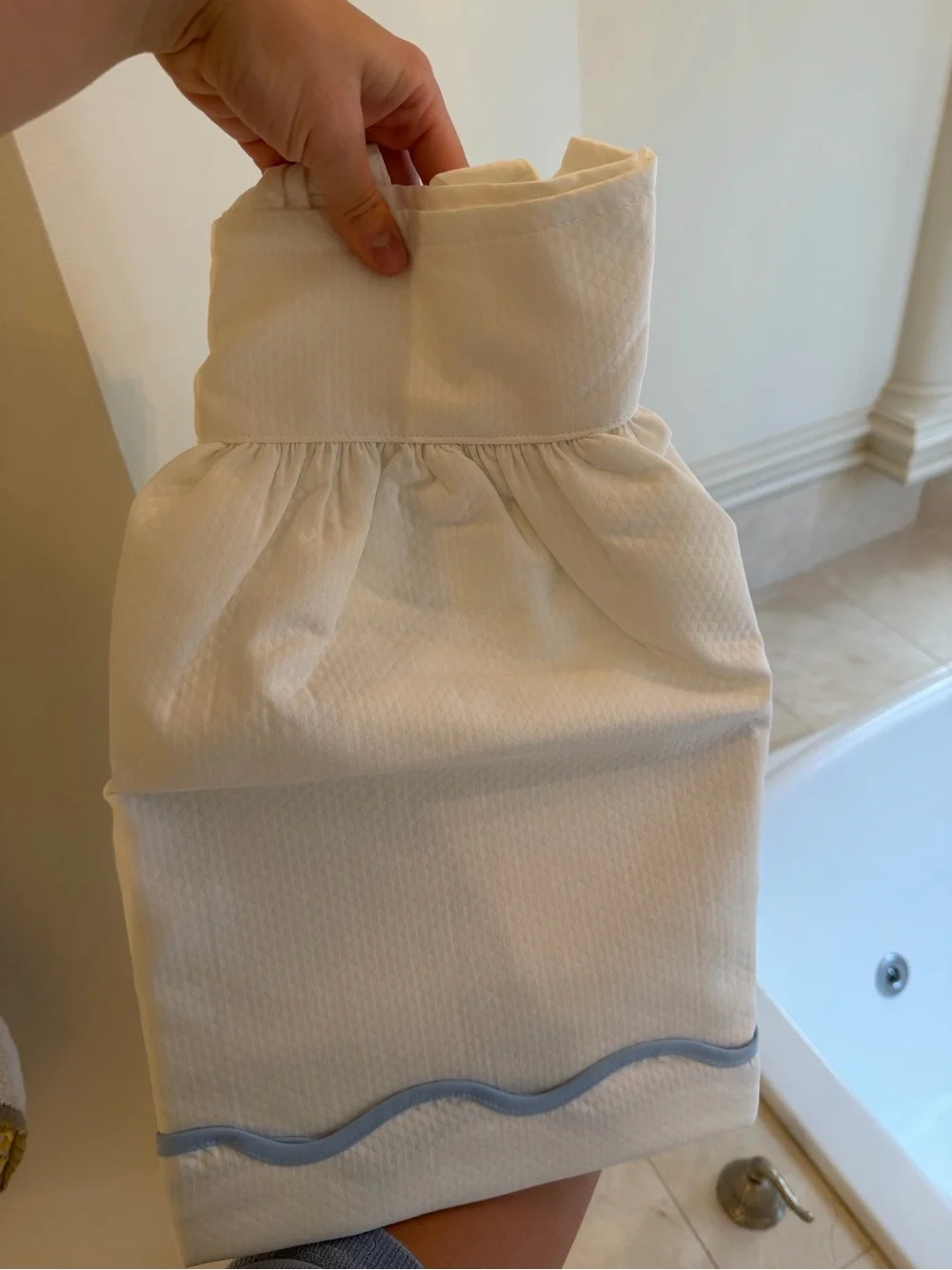 NWT Pottery Barn Cream Long Bed Skirt with Blue Trim - Classic Gathered Skirt
